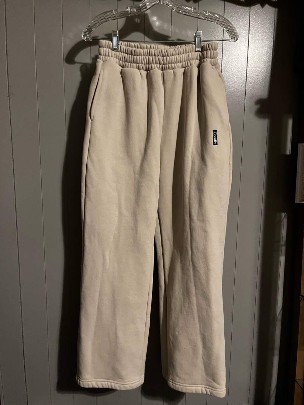 Comfrt Cozy Sweatpants beige with embroidery heart on back-pocket